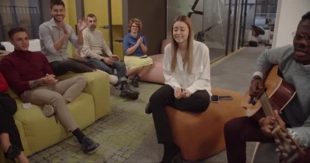 Молоді Колеги Розважають Колегу Офісі Граючи Гітарі Співаючи Разом Час — стокове відео