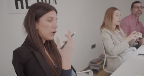 Lady Tomando Smartphone Suas Mãos Reunião Com Equipe Sênior — Vídeo de Stock