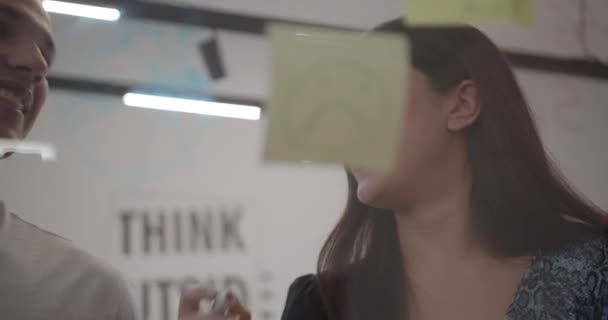 Колеги Розважаються Створюючи Ідеї Нового Брифінгу Проекту Компанії Концепції Генерації — стокове відео