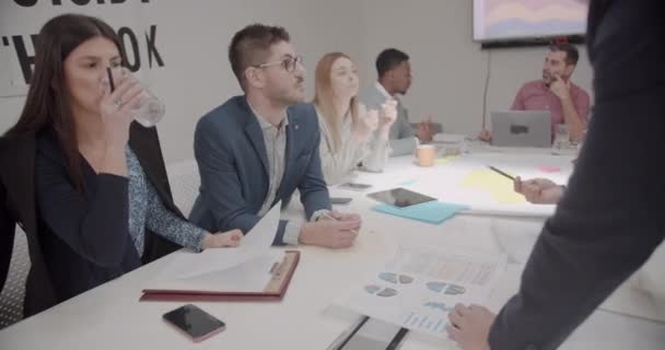 Rekan Rekan Muda Mendiskusikan Ide Ide Bisnis Saat Pertemuan Brainstorming — Stok Video
