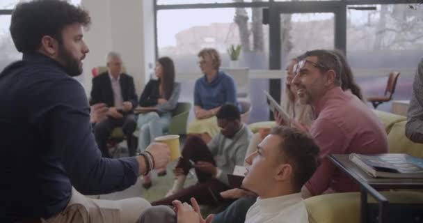 Große Gruppe Von Menschen Bei Einem Brainstorming Büro Lounge Bereich — Stockvideo