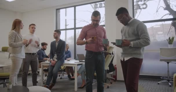 Bir Sürü Farklı Insanla Dolu Ofis Takımlar Halinde Çalışmak Kamyonculuk — Stok video