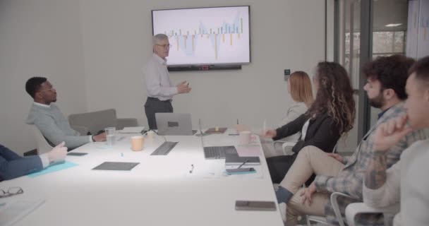 Senior Ceo Presenterar Resultatet Skärmen För Yngre Cheferna Att Förstå — Stockvideo