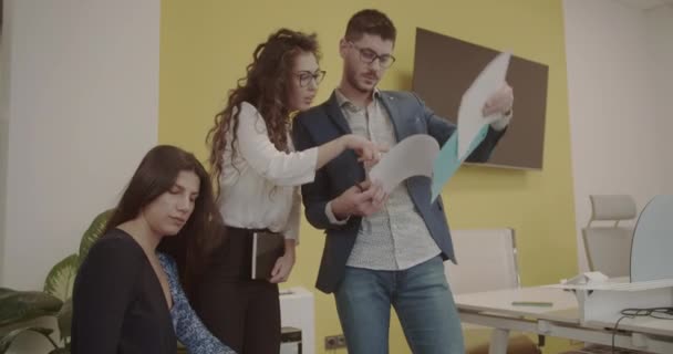 Három Fiatal Felnőtt Dolgozik Együtt Egy Speciális Projekten Egy Modern — Stock videók