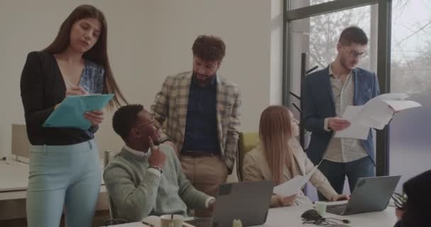 Gruppe Multiethnischer Mitarbeiter Arbeitet Einem Modernen Geschäftsbüro Zusammen — Stockvideo