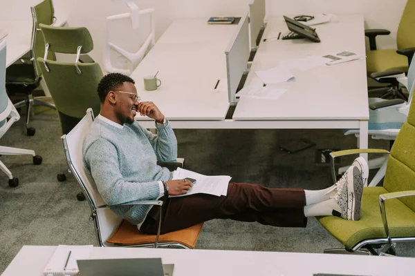 Handsome Black Male Person Taking Break Work Chilling Office Thinking — Φωτογραφία Αρχείου