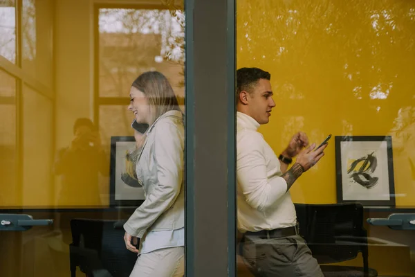 Çekici Erkek Kadın Arkadaşı Ofisteki Telefon Kulübelerine Telefon Ediyorlar — Stok fotoğraf