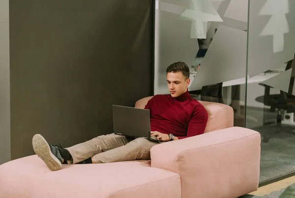 Ein Gut Aussehender Mann Arbeitet Auf Seinem Laptop Während Modernen — Stockfoto