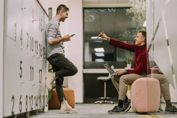 Elegante Persona Masculina Mirando Foto Teléfono Colega Sonriendo Divertirse Mientras — Foto de Stock