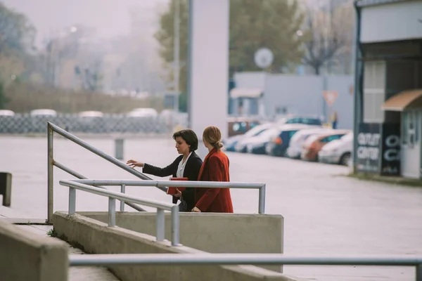 Deux Femmes Affaires Qui Montent Les Escaliers Bâtiment — Photo