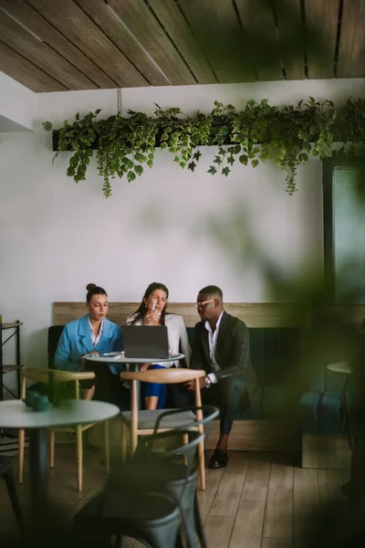 Τρεις Συνάδελφοι Συζητούν Ενώ Κάθονται Στο Καφέ — Φωτογραφία Αρχείου