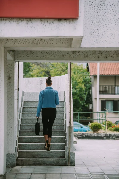 Mulher Negócios Andando Nas Escadas Prédio — Fotografia de Stock