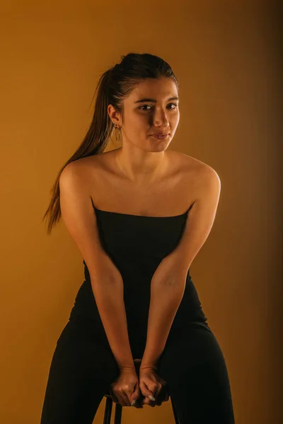 Stüdyoda Moda Çekimi Siyah Bluzlu Siyah Pantolonlu Çekici Kız Yüzünde — Stok fotoğraf