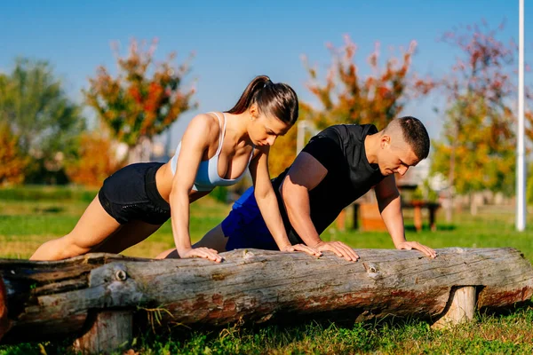Side View Photo Young Fit Couple Doing Push Ups Park — Stock Photo, Image