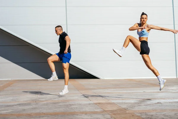 这对漂亮的运动型夫妇在训练前热身 玩得很开心 — 图库照片