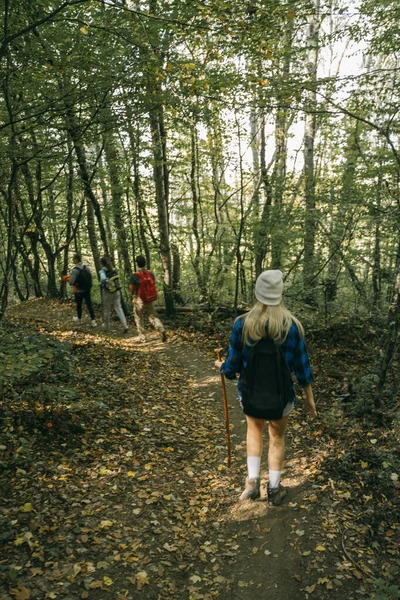 Chica Rubia Excursionista Tratando Ponerse Día Con Sus Amigos Caminan — Foto de Stock