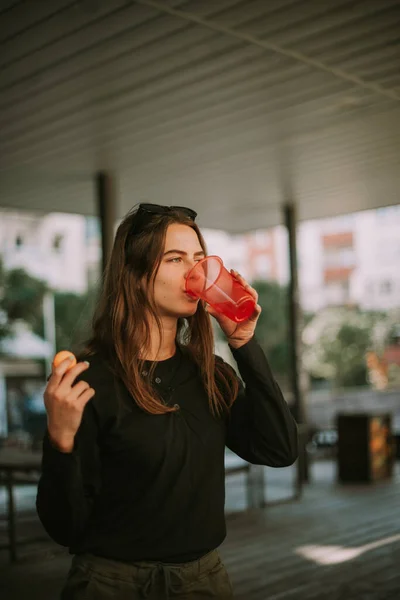Nahaufnahme Eines Schönen Mädchens Das Aus Einer Roten Tasse Trinkt — Stockfoto