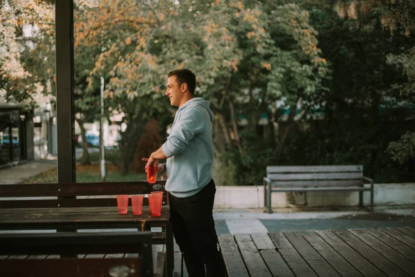 木製のベンチでビールピンクをしているハンサムな男の子 — ストック写真