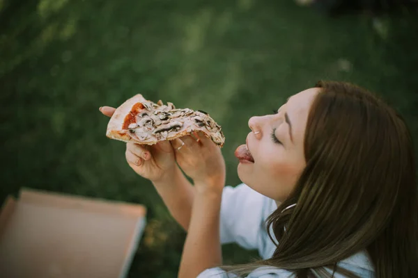 Close Van Mooi Meisje Met Een Plakje Pizza Zitten Het — Stockfoto