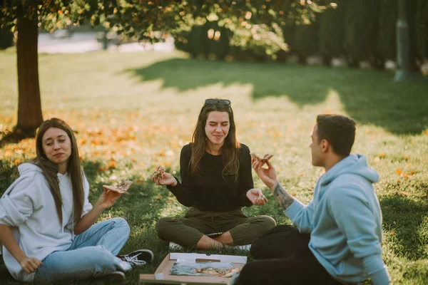 Drei Freunde Essen Pizza Während Sie Park Sitzen — Stockfoto