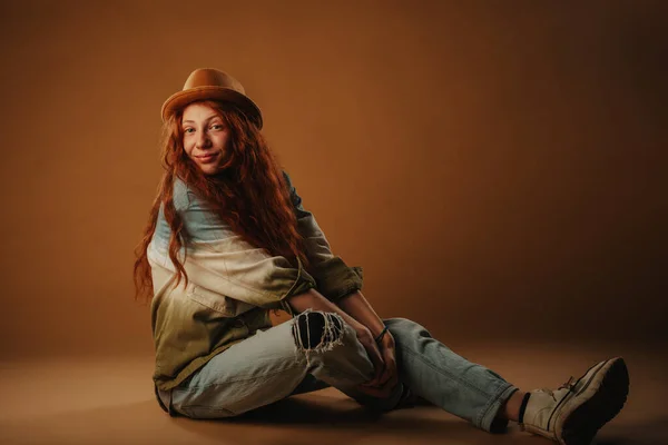 Ginger Gilr Smiling While Sitting Studio Orange Backround — Stock Photo, Image