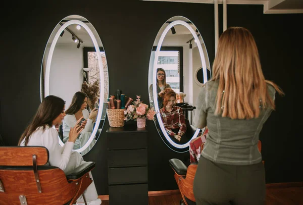 Blonde Hairstylist Having Conversation Her Red Haird Client Haircut — Stock Photo, Image