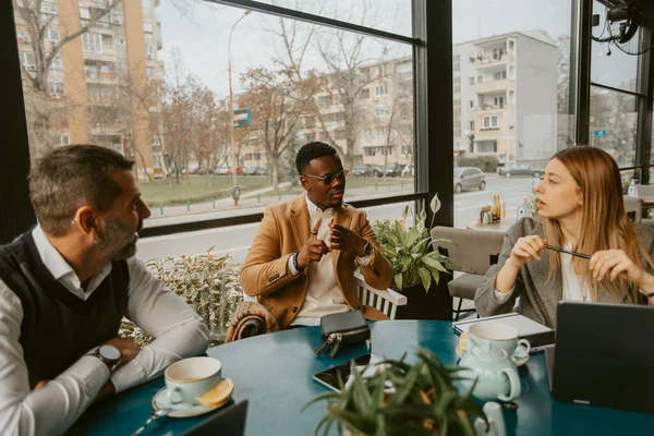 Όμορφος Επιχειρηματίας Στη Μέση Που Μιλάει Τους Συναδέλφους Του Στο — Φωτογραφία Αρχείου