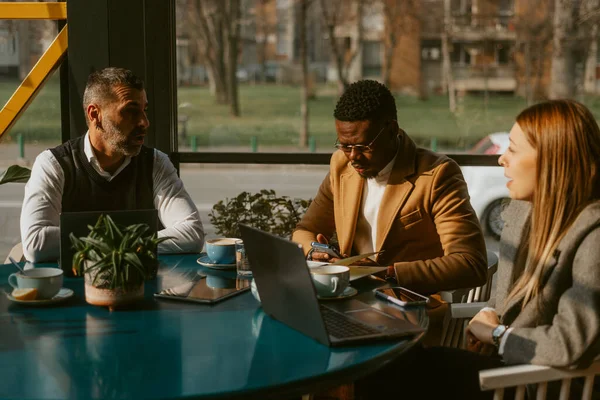 Trzech Świetnych Biznesmenów Rozmawia Siedząc Kawiarni Mieście — Zdjęcie stockowe