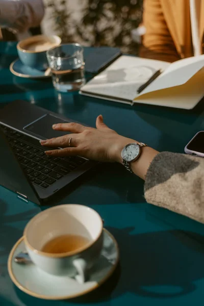 Närbild Business Bord Med Business Staf Där Affärskvinna Skriver Laptop — Stockfoto