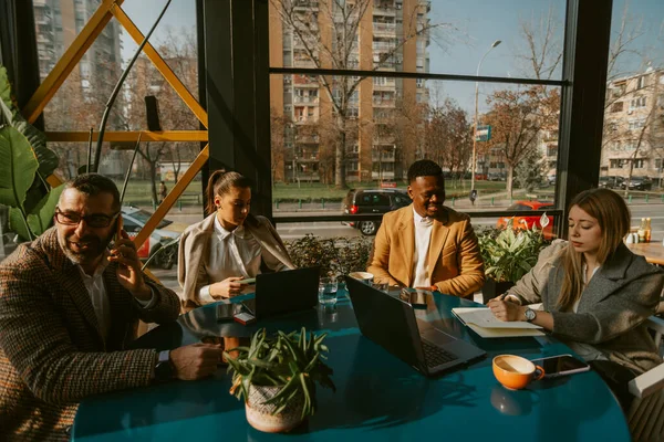 Grupo Negocios Cuatro Sonriendo Hablando Mientras Sienta Cafetería —  Fotos de Stock