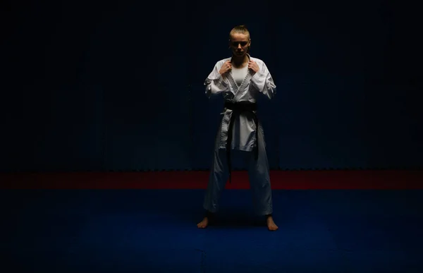 Silueta Dospívající Karate Dívka Pózující Při Stání Karate Studiu — Stock fotografie