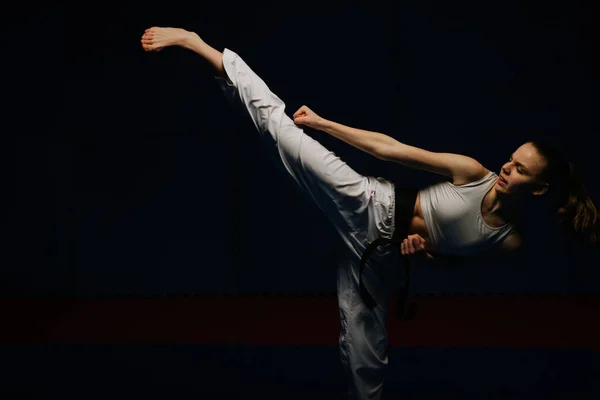 Primer Plano Chica Karate Fuerte Haciendo Práctica Mae Geri Estudio —  Fotos de Stock