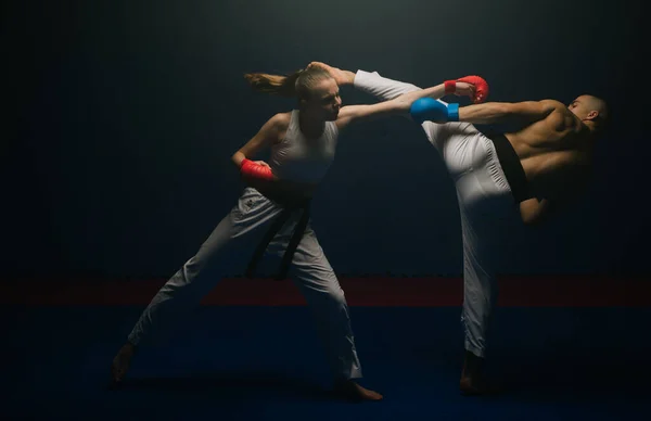 Dos Jóvenes Karatistas Haciendo Pelea Ura Mawashi Geri Estudio Karate — Foto de Stock