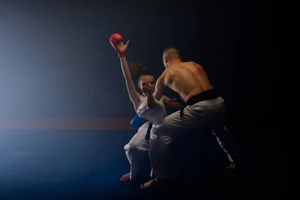 Junger Und Starker Karate Mann Kämpft Karate Studio Gegen Seine — Stockfoto