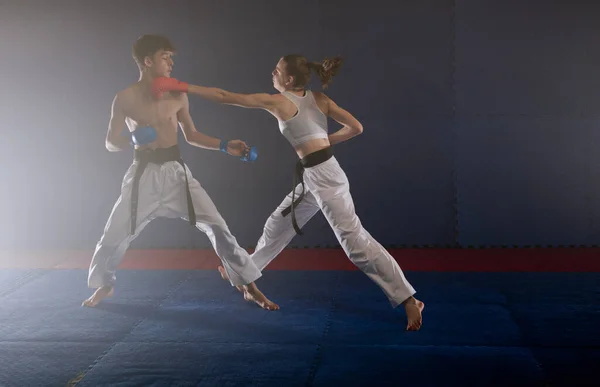 Två Unga Och Starka Karate Vänner Slåss Karate Klubben — Stockfoto