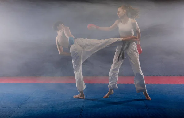 Nahaufnahme Zweier Junger Karate Freunde Beim Mawashi Geri Posen Karate — Stockfoto