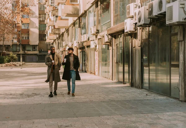 Elegante Gente Negocios Diversa Caminando Teniendo Una Conversación Ciudad Hermoso — Foto de Stock