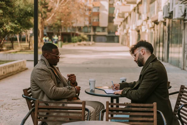 Genç Akıllı Şirket Yöneticisi Siyah Erkek Ortağıyla Kahve Içerken Deftere — Stok fotoğraf