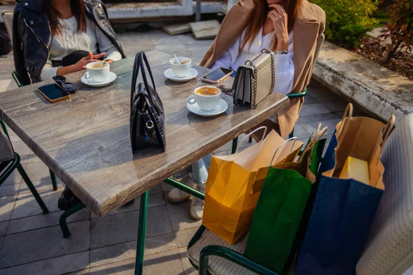 Две Девушки Пакетами Покупок Делают Перерыв Кафе Наслаждаясь Кофе Прекрасный — стоковое фото