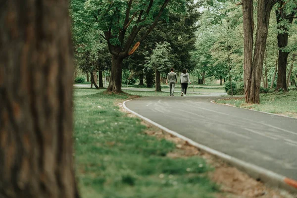 Cuplu Sportivi Mergând Distanță Drumul Din Parc — Fotografie, imagine de stoc