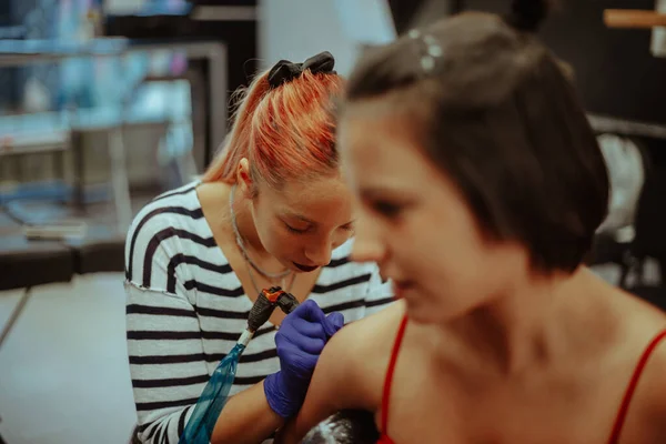 Primer Plano Hermosa Artista Del Tatuaje Tatuando Cliente Estudio —  Fotos de Stock