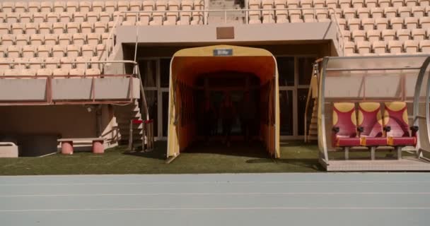 Вид Спереду Три Людини Біжить Стадіон — стокове відео