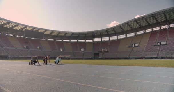 Bir Stadyumdaki Koşu Pistinde Genç Yarışacak — Stok video
