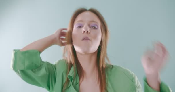 Menina Atraente Está Soprando Bolhas Enquanto Dança — Vídeo de Stock