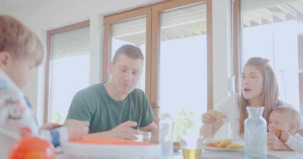 Vackra Föräldrar Ger Sin Son Att Äta Lite Bröd Medan — Stockvideo
