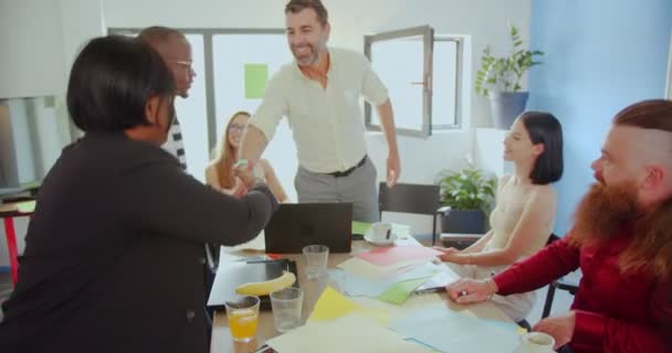 Multiraciale Zakenpartners Maken Een Nieuwe Deal Hun Bedrijf Terwijl Anderen — Stockvideo