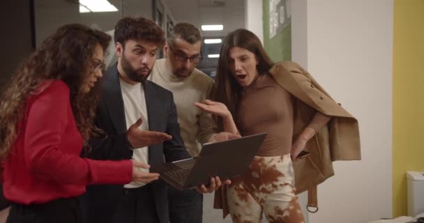 Fire Kolleger Står Kontoret Kigger Den Bærbare Computer Moderne Arbejdsplads – Stock-video