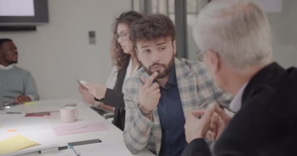 Junge Männliche Kollegen Die Aufmerksam Zuhören Der Seniorchef Sagt Treffen — Stockvideo