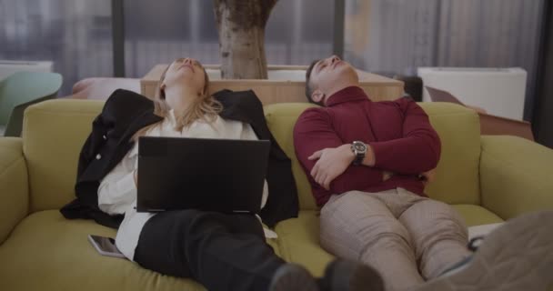 Mladí Kolegové Odpočívající Práce Útulné Pohovce Kanceláři Moderní Kancelářské Prostory — Stock video