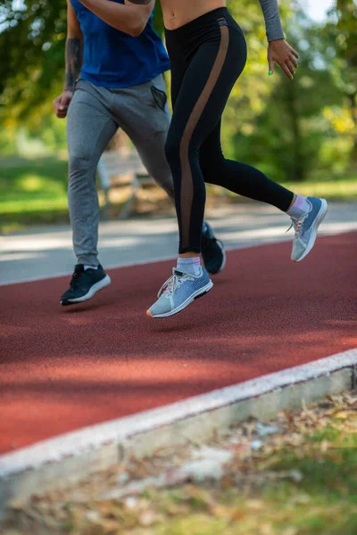 Beine Von Jungen Und Mädchen Laufen Auf Einer Sportbahn Park — Stockfoto